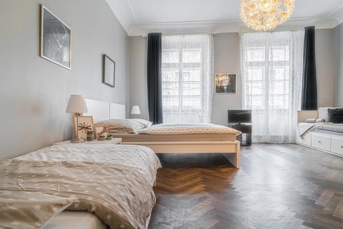 Bright Studio Close To Charles Bridge And Prague Castleアパートメント エクステリア 写真